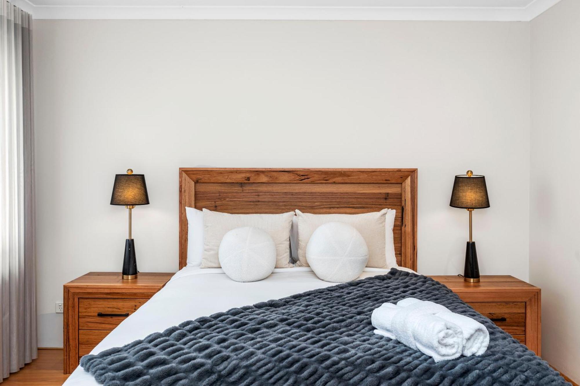 10 Majestic Maylands 4brwalk To River!